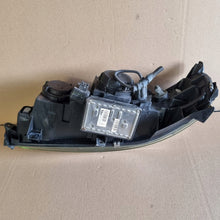 Laden Sie das Bild in den Galerie-Viewer, Frontscheinwerfer Volvo V70 S60 30655906 Xenon Rechts Scheinwerfer Headlight SCH1226242826td
