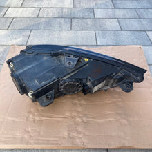 Laden Sie das Bild in den Galerie-Viewer, Frontscheinwerfer Audi A3 8V0941005A LED Ein Stück (Rechts oder Links) Headlight