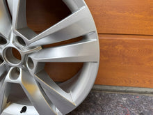 Load image into Gallery viewer, 1x Alufelge 18 Zoll 7.0&quot; 5x112 45ET Glanz Silber 57A601025E Skoda Kodiaq