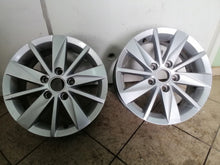 Load image into Gallery viewer, 1x Alufelge 15 Zoll 6.0&quot; 5x112 43ET 5GO601025AA VW Golf Rim Wheel