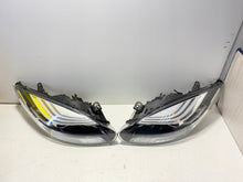 Load image into Gallery viewer, Frontscheinwerfer Renault Megane III 260605817 Ein Stück (Rechts oder Links) SCH6850811228et
