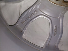 Laden Sie das Bild in den Galerie-Viewer, 1x Alufelge 17 Zoll 7.0&quot; 5x108 50ET Glanz Silber KB8M-V3810 Mazda V40 C30