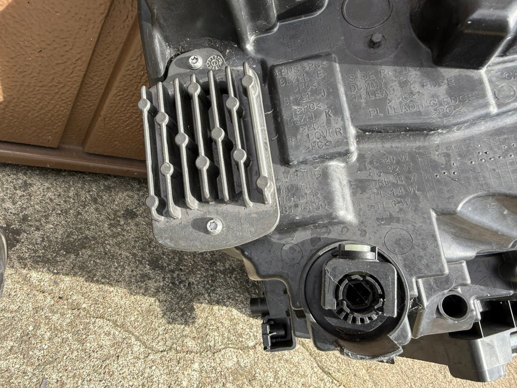 Frontscheinwerfer Ford Kuga LV4B-13E017-AH LV4B-13E016-AS LED Ein Satz Headlight SCH6196919055sb