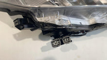 Laden Sie das Bild in den Galerie-Viewer, Frontscheinwerfer Toyota Land Cruiser 8113060M60 Rechts Scheinwerfer Headlight SCH1039829263rq