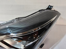 Laden Sie das Bild in den Galerie-Viewer, Frontscheinwerfer Toyota Yaris Links Scheinwerfer Headlight SCH4760667881tk