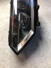 Laden Sie das Bild in den Galerie-Viewer, Frontscheinwerfer VW Passat B8 3G1941005C Halogen Links Scheinwerfer Headlight