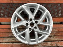 Laden Sie das Bild in den Galerie-Viewer, 1x Alufelge 17 Zoll 7.0&quot; 5x114.3 40ET Glanz Silber 403002509R Renault Kadjar