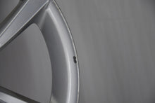 Load image into Gallery viewer, 1x Alufelge 18 Zoll 8.0" 5x120 52ET Glanz Silber 7846785 BMW Rim Wheel FEL5017863640vr