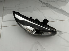 Laden Sie das Bild in den Galerie-Viewer, Frontscheinwerfer Kia Carens IV Xenon Rechts Scheinwerfer Headlight