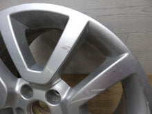 Laden Sie das Bild in den Galerie-Viewer, 1x Alufelge 17 Zoll 7.0&quot; 5x112 45ET Glanz Silber 5L0601025H Skoda Yeti Rim Wheel