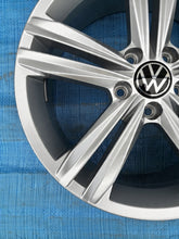 Load image into Gallery viewer, 1x Alufelge 18 Zoll 7.0&quot; 5x112 43ET Glanz Graphit 5NA601025N Mg Tiguan Rim Wheel
