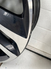 Laden Sie das Bild in den Galerie-Viewer, 1x Alufelge 18 Zoll 7.0&quot; 5x112 43ET Glanz Schwarz 5FJ601025C Seat Tarraco