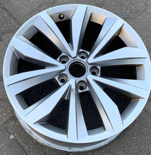 Laden Sie das Bild in den Galerie-Viewer, 1x Alufelge 17 Zoll 7.0" 5x112 45ET 2GA601025P VW T-Roc Rim Wheel FEL9178367940vz
