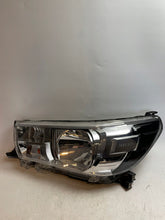 Laden Sie das Bild in den Galerie-Viewer, Frontscheinwerfer Toyota Hilux VIII 81150-0KK60 Ein Stück (Rechts oder Links) SCH4178229895ae