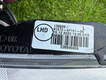 Laden Sie das Bild in den Galerie-Viewer, Frontscheinwerfer Toyota Corolla Verso 81070-0F101-00 Xenon Links Headlight SCH9121975516mv