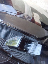 Laden Sie das Bild in den Galerie-Viewer, Frontscheinwerfer Toyota Hilux VIII 81110-YP121 LED Rechts Headlight SCH2310370444zk