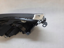 Laden Sie das Bild in den Galerie-Viewer, Frontscheinwerfer Toyota SPP15801 W3049K03 Links Scheinwerfer Headlight SCH9518181867ll