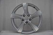 Load image into Gallery viewer, 1x Alufelge 17 Zoll 7.5" 5x112 38ET Glanz Silber 8W0601025 Audi B9 Rim Wheel FEL1371161791nc