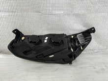 Laden Sie das Bild in den Galerie-Viewer, Frontscheinwerfer Ford Focus JX7B-13W029-AE Rechts Scheinwerfer Headlight