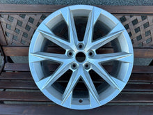 Laden Sie das Bild in den Galerie-Viewer, 1x Alufelge 18 Zoll 7.5" 5x112 51ET Glanz Silber 5F0601025AA Cupra Leon FEL7880186554xa