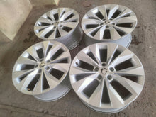 Laden Sie das Bild in den Galerie-Viewer, 4x Alufelge 18 Zoll 8.0" 5x112 44ET Glanz Silber 3V0601025R Skoda Superb I FEL9140175262zy