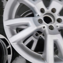 Laden Sie das Bild in den Galerie-Viewer, 1x Alufelge 17 Zoll 7.5" 5x112 47ET Glanz Silber A2044015802 Mercedes-Benz W204 FEL6722996066sr