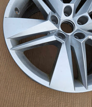 Laden Sie das Bild in den Galerie-Viewer, 1x Alufelge 17 Zoll 6.5" 5x112 41ET Glanz Schwarz 3V0601025BH Skoda Superb I FEL1636876533zl