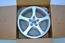 Laden Sie das Bild in den Galerie-Viewer, 1x Alufelge 16 Zoll 7.0&quot; 5x108 50ET Glanz Silber 30794836 Volvo S60 S80 S40 V50