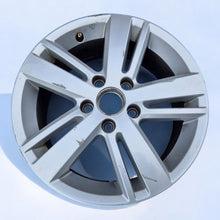 Load image into Gallery viewer, 1x Alufelge 16 Zoll 6.5&quot; 5x112 50ET Glanz Silber 5C0601025AB VW Jetta Rim Wheel