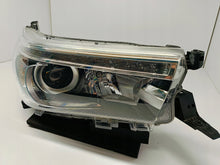 Laden Sie das Bild in den Galerie-Viewer, Frontscheinwerfer Toyota Hilux VIII 0K-56 2015-N1 LED Rechts Headlight SCH2909030286ns