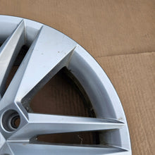 Laden Sie das Bild in den Galerie-Viewer, 1x Alufelge 17 Zoll 6.5" 5x112 41ET Glanz Schwarz 3V0601025BH Skoda Superb I FEL1636876533zl