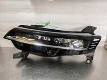 Laden Sie das Bild in den Galerie-Viewer, Frontscheinwerfer 260606256R LED Links Scheinwerfer Headlight