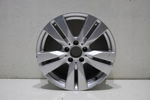 Laden Sie das Bild in den Galerie-Viewer, 1x Alufelge 17 Zoll 7.5&quot; 5x112 45ET Glanz Silber A2074010702 Mercedes-Benz Coupe