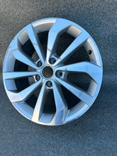 Laden Sie das Bild in den Galerie-Viewer, 1x Alufelge 17 Zoll 7.0" 5x112 2GA601025AC VW T-Roc I Rim Wheel FEL5659267384fq