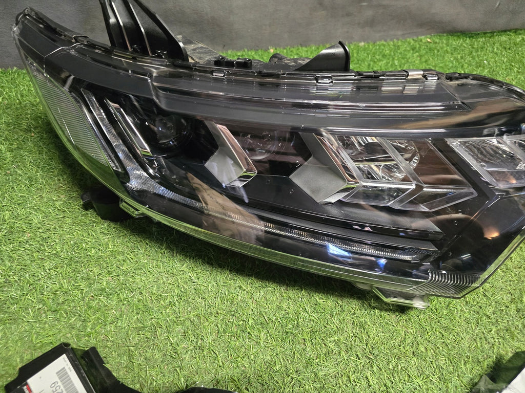 Frontscheinwerfer Mitsubishi Outlander III 8301D3-31 Full LED Ein Satz Headlight