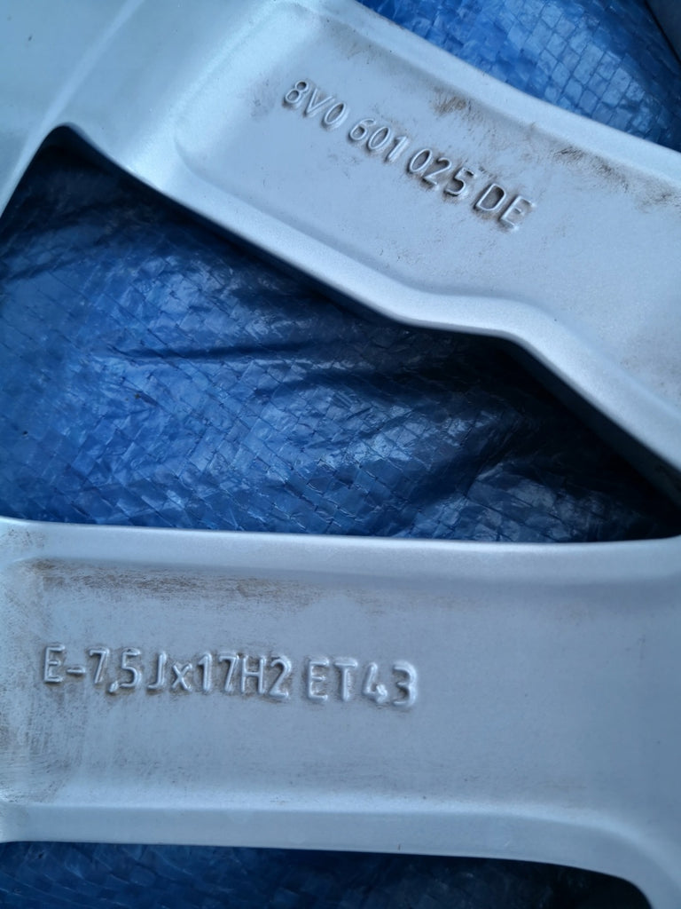 1x Alufelge 17 Zoll 7.5" 5x112 43ET Glanz Silber 8V0601025 Audi A3 Rim Wheel FEL9492646136gl