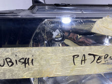 Laden Sie das Bild in den Galerie-Viewer, Frontscheinwerfer Mitsubishi Pajero 10087420 Rechts Scheinwerfer Headlight