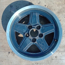 Laden Sie das Bild in den Galerie-Viewer, 1x Alufelge 15 Zoll 7.0&quot; 5x112 24ET KBA41246 Mercedes-Benz Rim Wheel