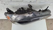 Laden Sie das Bild in den Galerie-Viewer, Frontscheinwerfer Mitsubishi Lancer VIII I 8301C3-38 Rechts Headlight