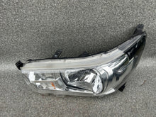 Laden Sie das Bild in den Galerie-Viewer, Frontscheinwerfer Toyota Hilux VIII Links Scheinwerfer Headlight SCH3387295682nq