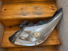 Laden Sie das Bild in den Galerie-Viewer, Frontscheinwerfer Toyota Avensis Links Scheinwerfer Headlight SCH2264308024ff