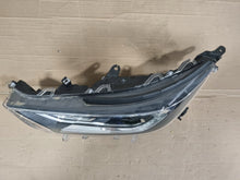 Laden Sie das Bild in den Galerie-Viewer, Frontscheinwerfer Toyota V LED Links Scheinwerfer Headlight
