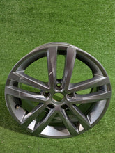 Laden Sie das Bild in den Galerie-Viewer, 1x Alufelge 17 Zoll 6.5" 5x112 52ET Glanz Graphit 5TA601025G VW Touran Rim Wheel FEL1362469407vt