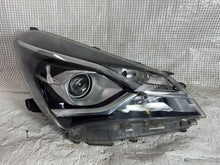 Laden Sie das Bild in den Galerie-Viewer, Frontscheinwerfer Toyota Yaris Rechts Scheinwerfer Headlight