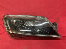Load image into Gallery viewer, Frontscheinwerfer Skoda Superb III 3V1941016A 3V1941018A Xenon Rechts Headlight