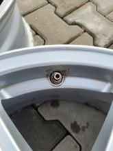 Laden Sie das Bild in den Galerie-Viewer, 4x Alufelge 17 Zoll 7.0" 5x112 40ET Glanz Silber AT70740V22 Rim Wheel FEL1683523686zv