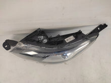 Laden Sie das Bild in den Galerie-Viewer, Frontscheinwerfer Peugeot 2008 I 9825313980 Ein Stück (Rechts oder Links)