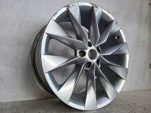 Laden Sie das Bild in den Galerie-Viewer, 1x Alufelge 19 Zoll 8.0&quot; 5x112 45ET Glanz Silber 5LA601025 Skoda Rim Wheel