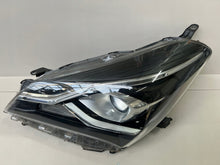 Load image into Gallery viewer, Frontscheinwerfer Toyota Yaris Links Scheinwerfer Headlight