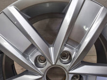 Laden Sie das Bild in den Galerie-Viewer, 1x Alufelge 17 Zoll 7.0" 5x120 55ET Glanz Silber 7E0601025P VW Multivan FEL6221136681km